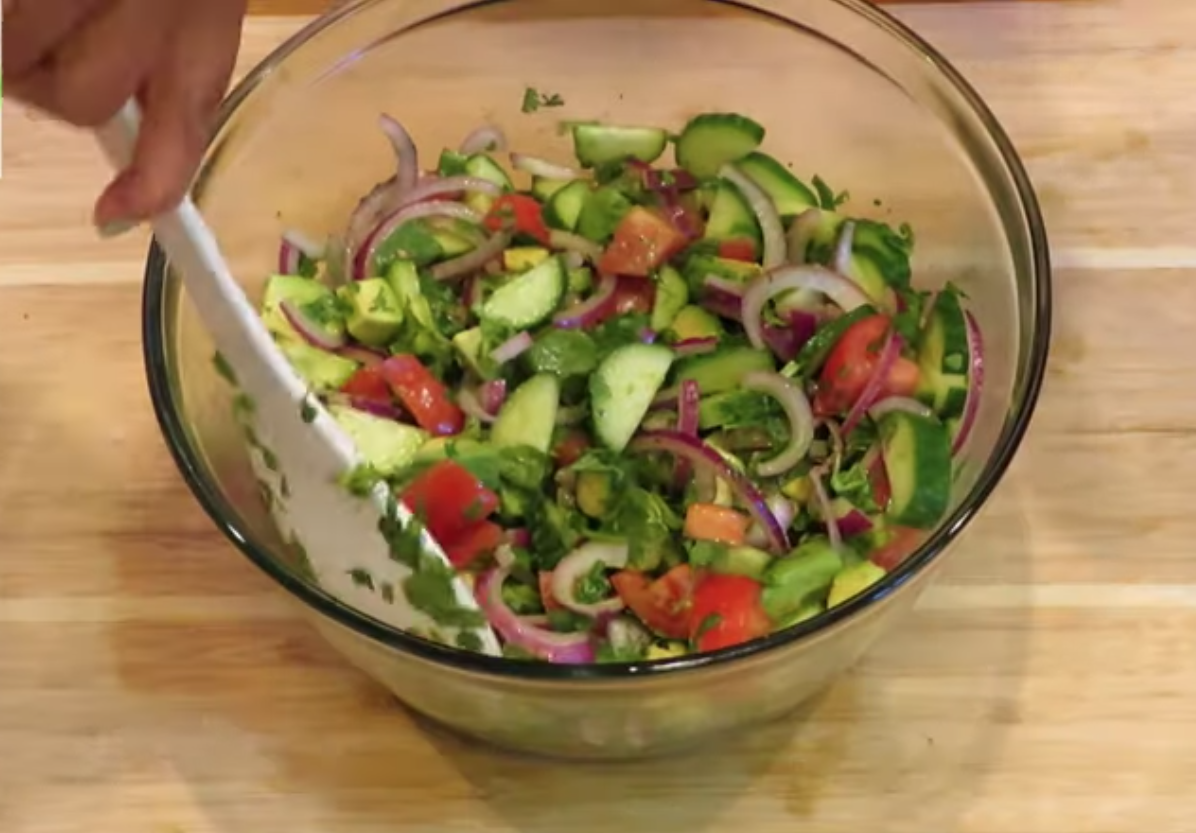Ensalada de pepino y cilantro con conejo al ajillo.